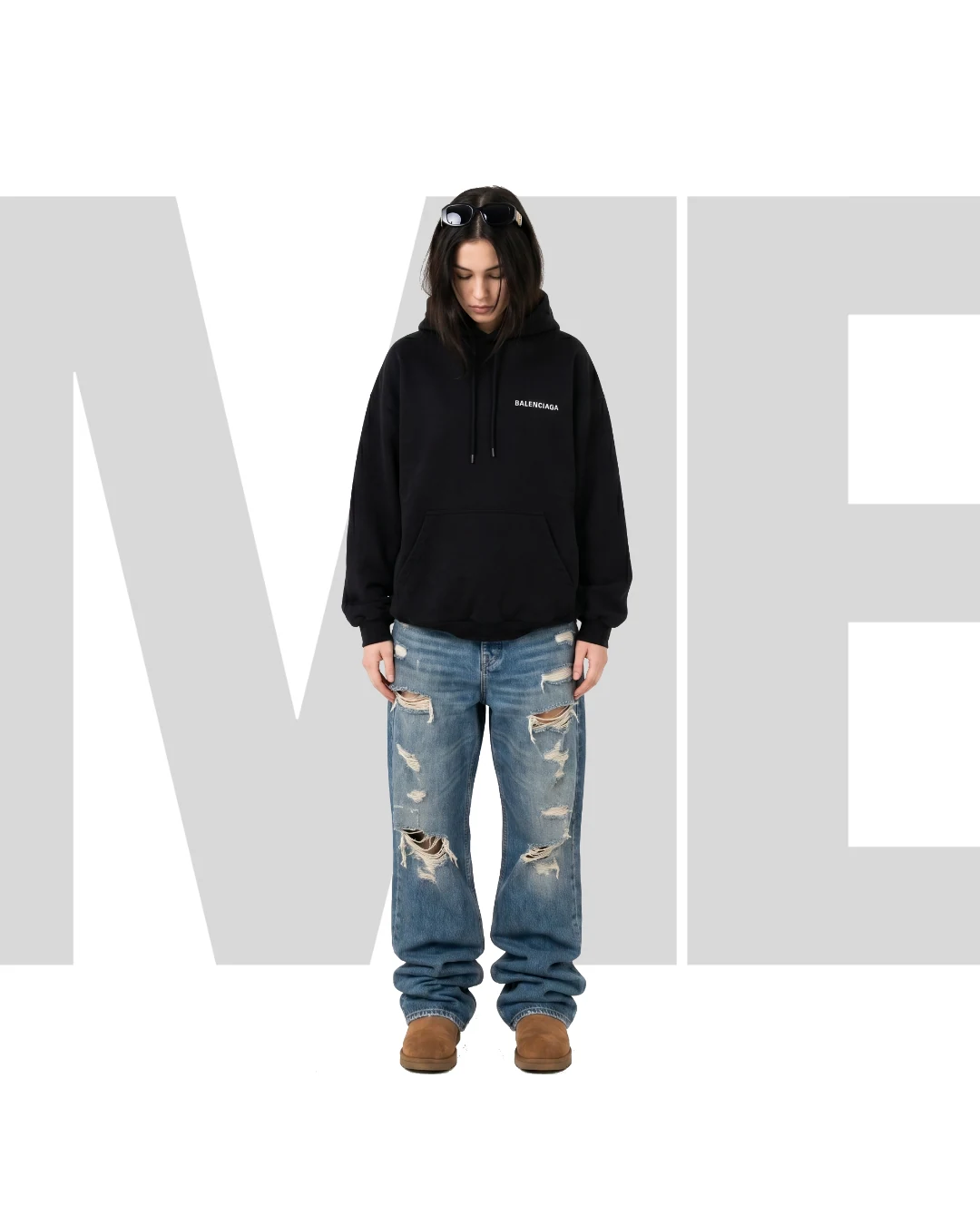 Veshje me hoodie të zi dhe xhinse të gjera në postimin Garments